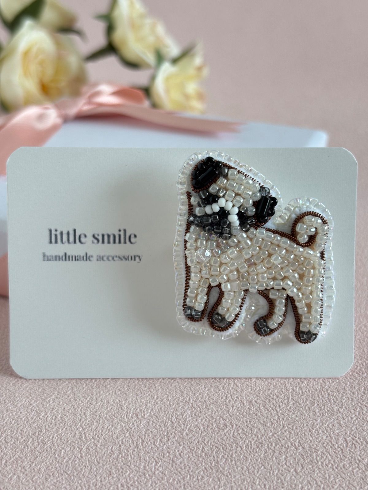 パグ　犬　刺繍　ブローチ　チャーム　ポーチ　ハンドメイド A0012】ビーズ刺繍 犬 パグ ブローチ 2way ハンドメイド うちのわんこ