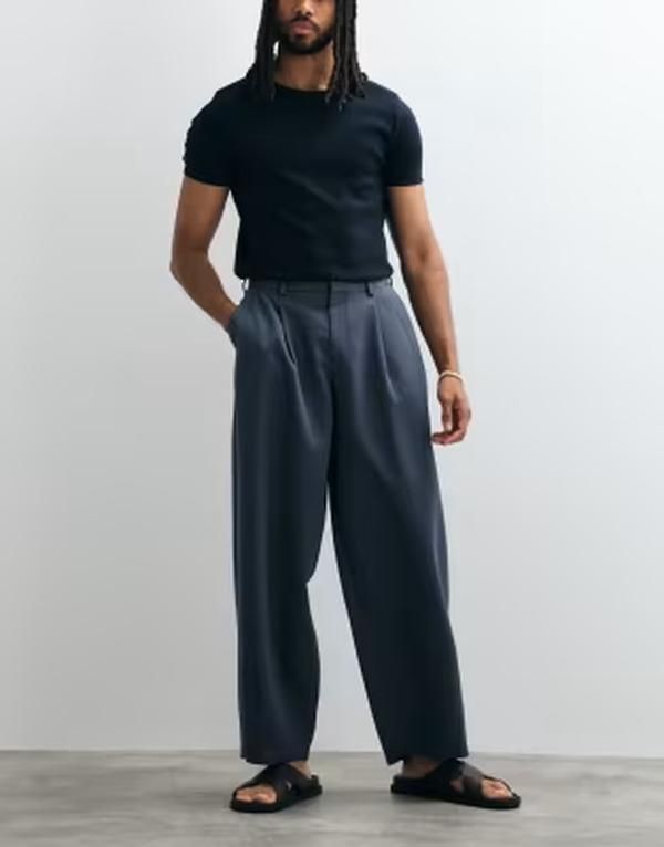 エイソス メンズ ボトムス カジュアルパンツ プリーツ ASOS DESIGN pleated wide barreleg dress pants BLUE ブルー