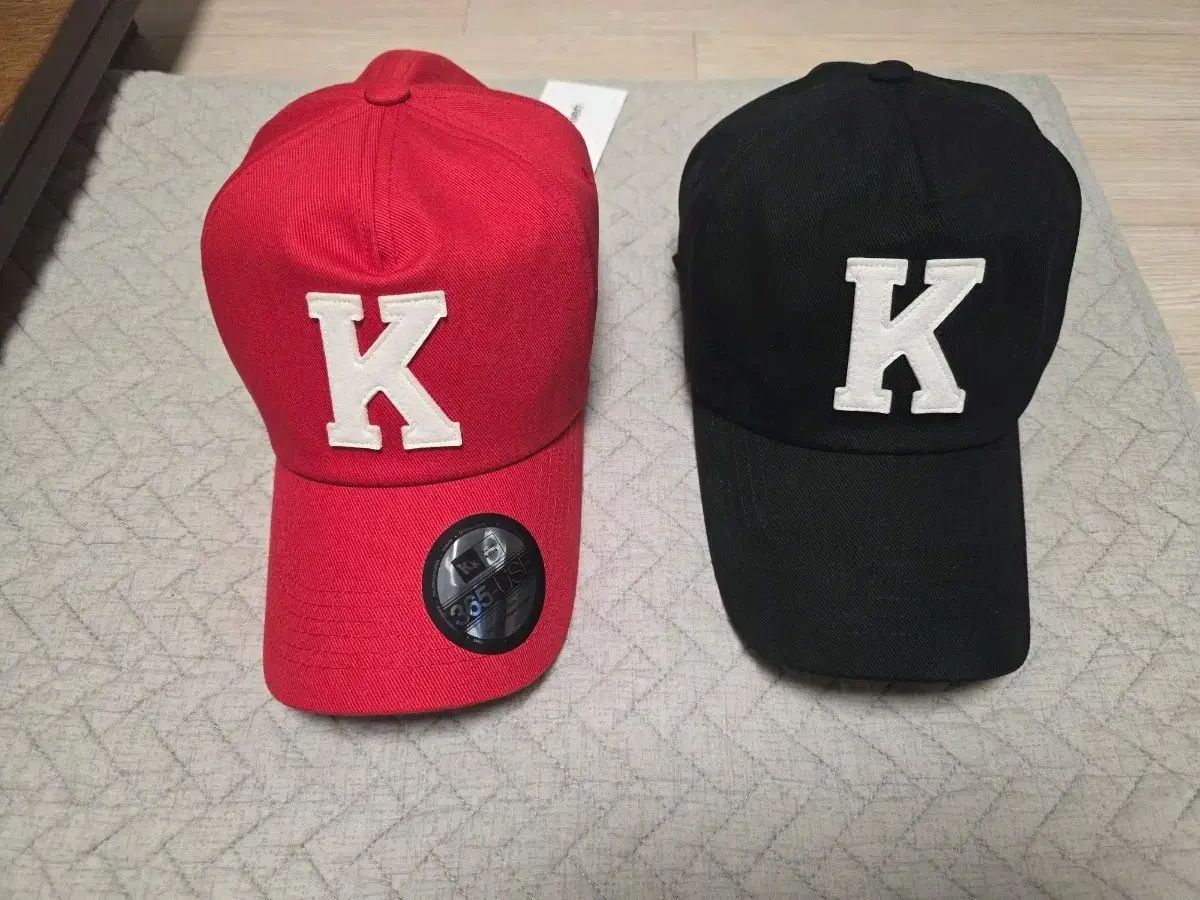 カミエン x コインソウル K ロゴ ベースボールキャップ (レッド ブラック)