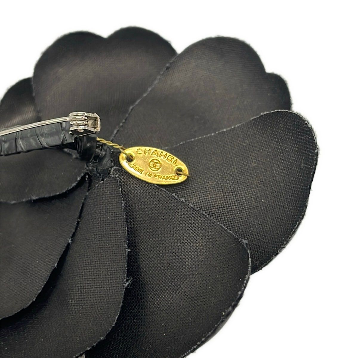 CHANEL(シャネル) ブローチ美品 カメリア 黒 - メルカリ