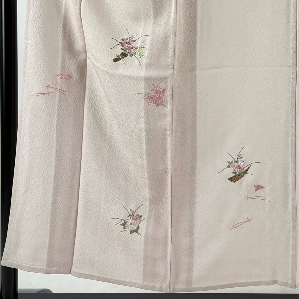 付下げ 身丈152.5cm 裄丈62.5cm S 単衣 草花 刺繍 金糸 薄ピンク 正絹