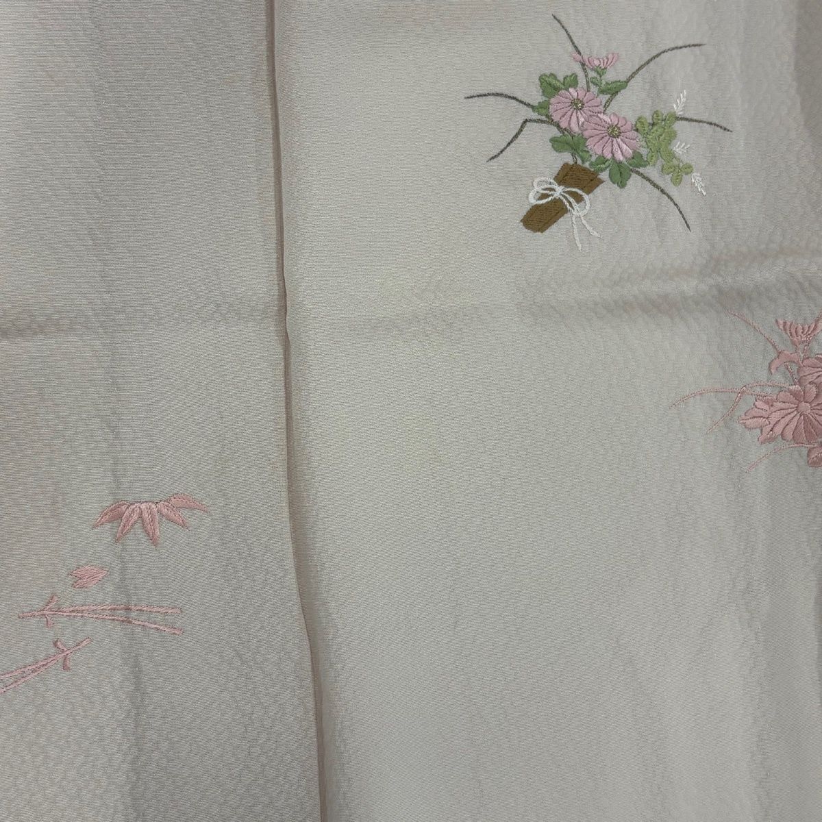 付下げ 身丈152.5cm 裄丈62.5cm S 単衣 草花 刺繍 金糸 薄ピンク 正絹