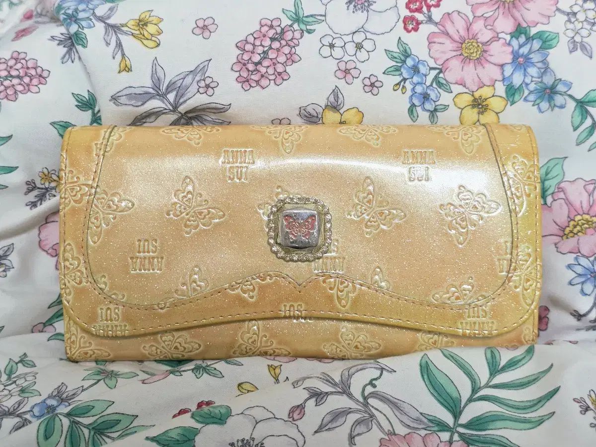 アナスイ)ゴールド グリッター 蝶 ペンダント 長財布