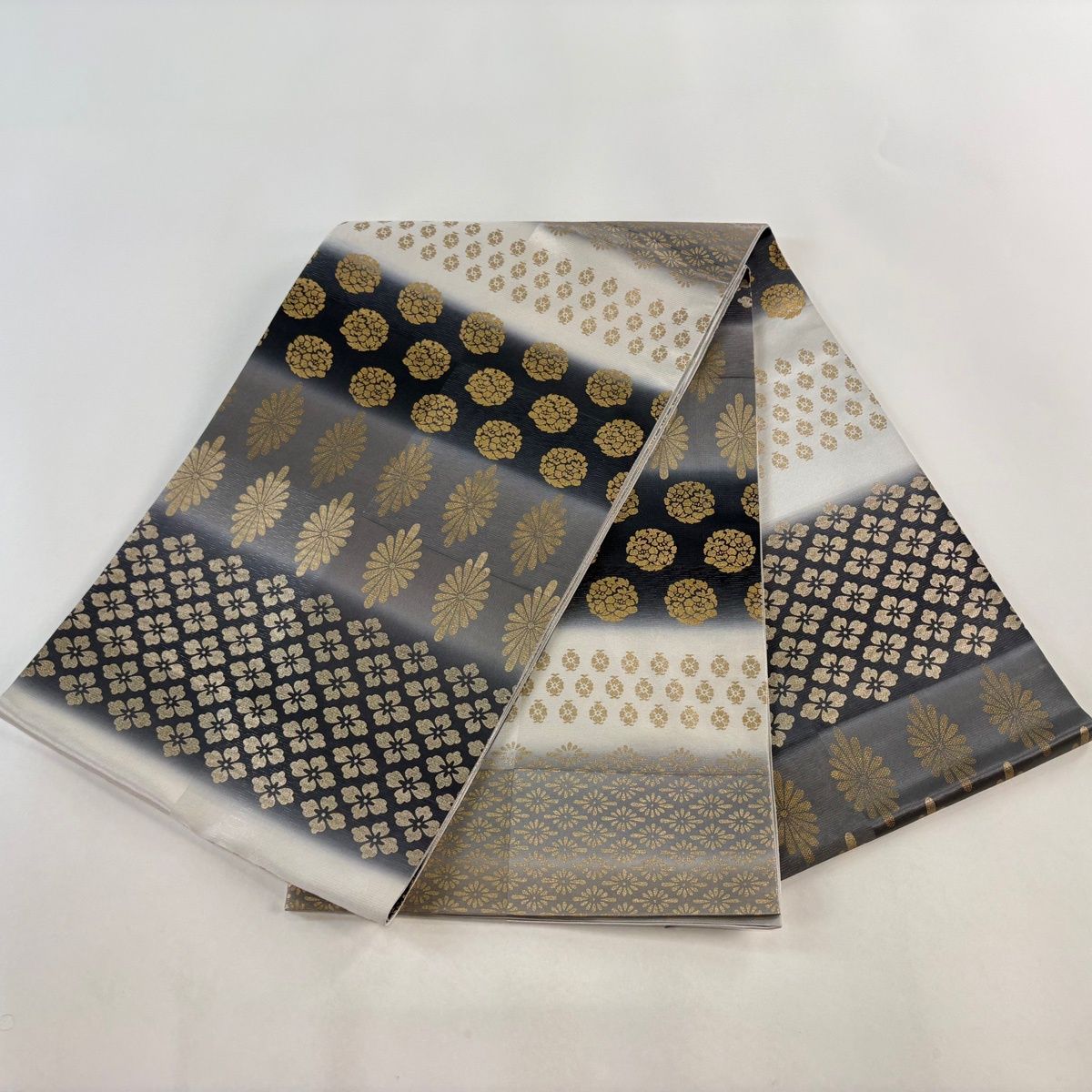 【美品】 袋帯 名品 落款 一期一会 菊 花菱 金銀彩 ぼかし 灰色 六通 正絹 【中古】