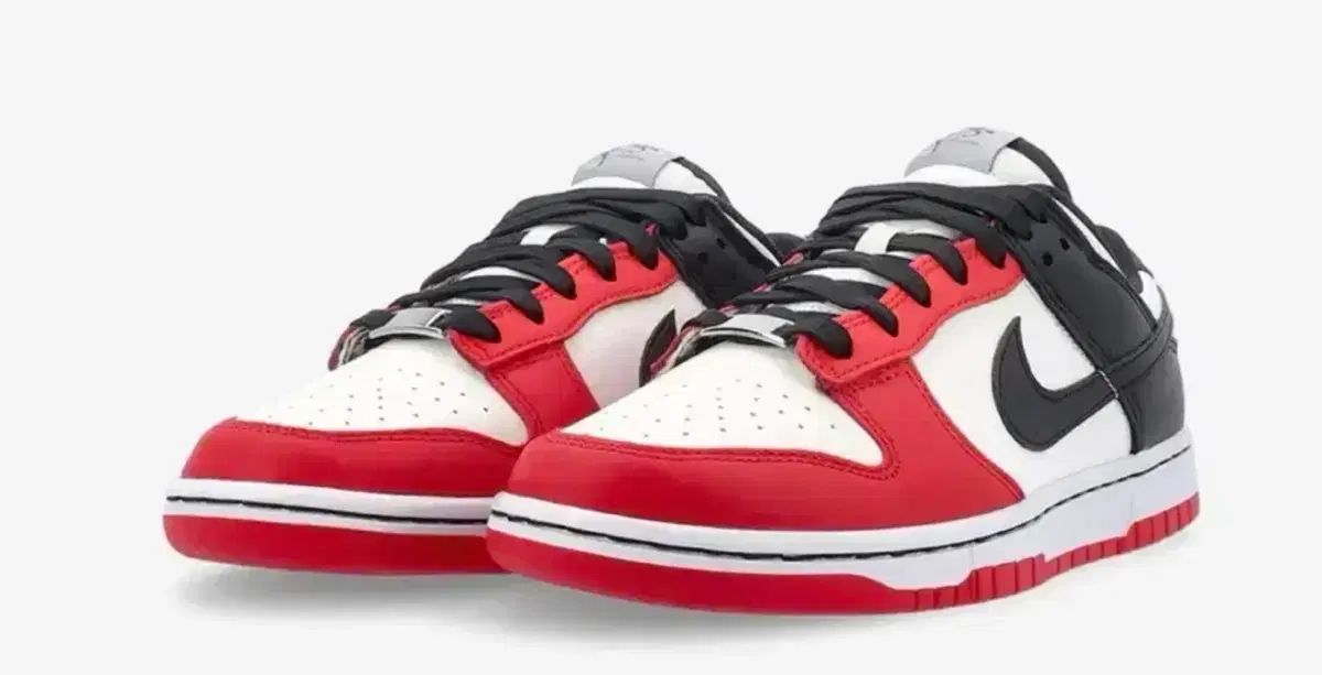 NIKE × NBA ダンク ロー レトロ EMB ブラック & チリ レッド 285