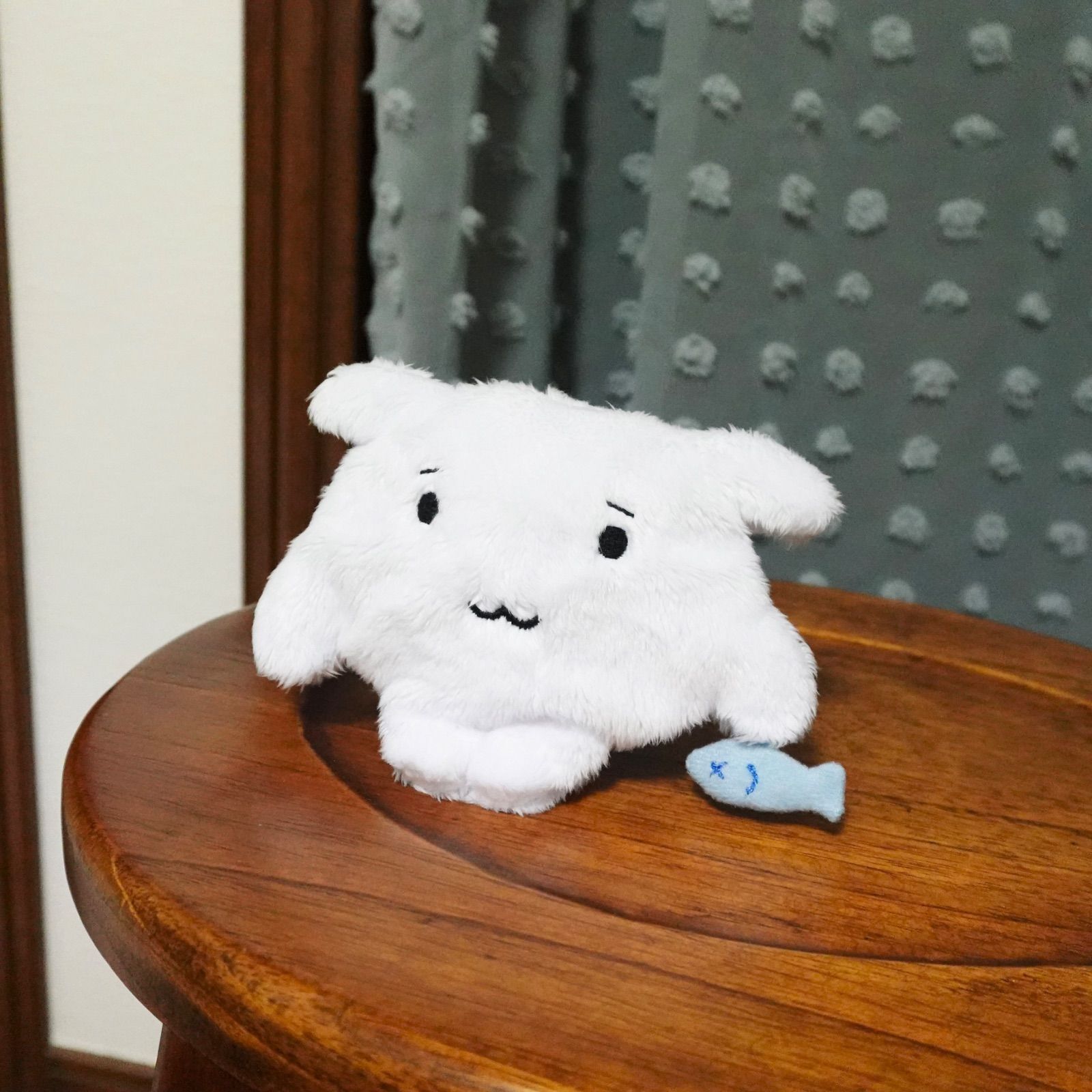 はぐれ個体 - おさかなを抱えた子｜ふわもち生物 ハンドメイド