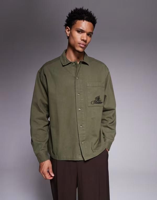 エイソス メンズ トップス シャツ フラワー柄 フラワー ASOS DESIGN oversized shirt with floral back embroidery Khaki カーキ
