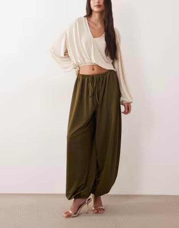 エイソス レディース ボトムス カジュアルパンツ ジャージー ASOS DESIGN clean jersey twill tie waist balloon pants Khaki Green グリ