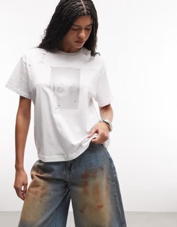 ウィークデイ レディース トップス Tシャツ プリント グラフィック Weekday graphic print oversized tshirt with metal studetailing Wh