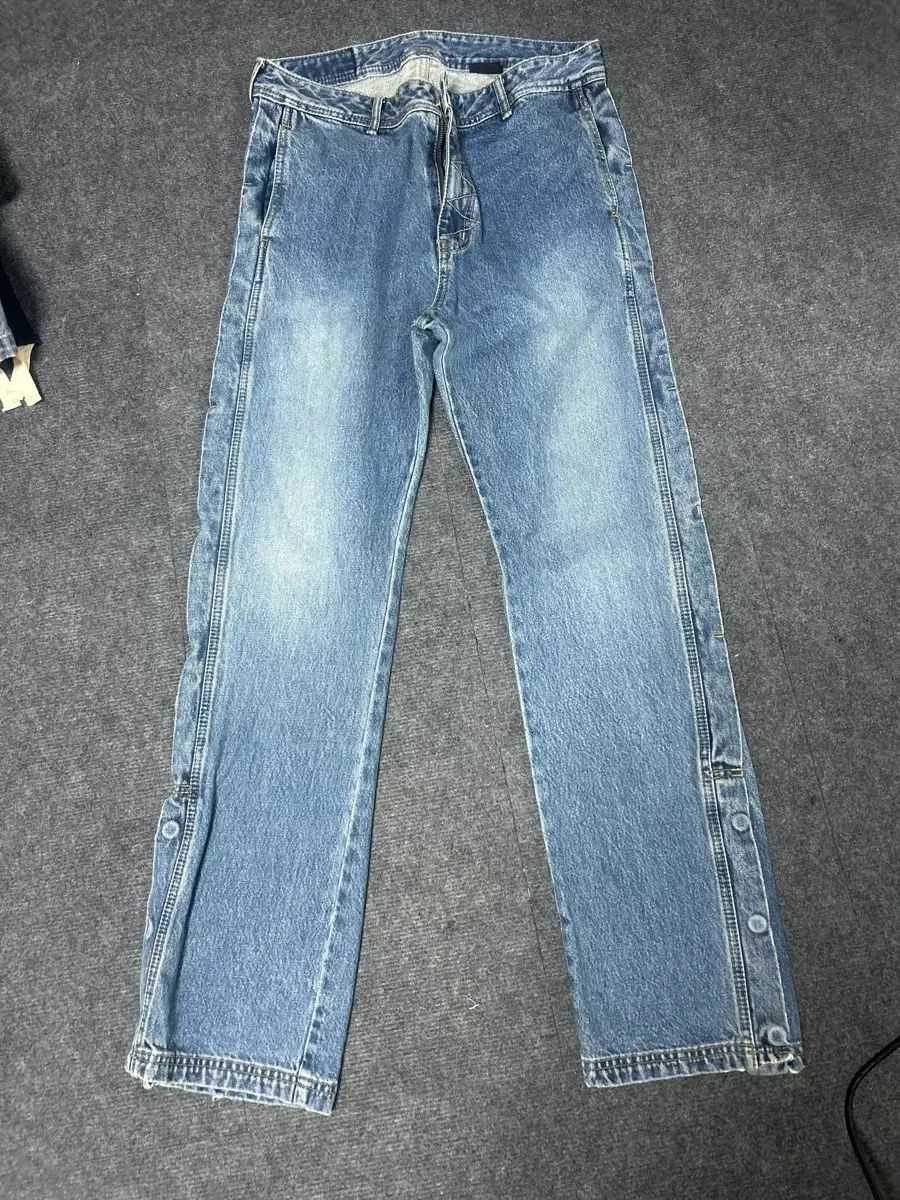 ムナム シックス キャスティング ボタン デニムパンツ
