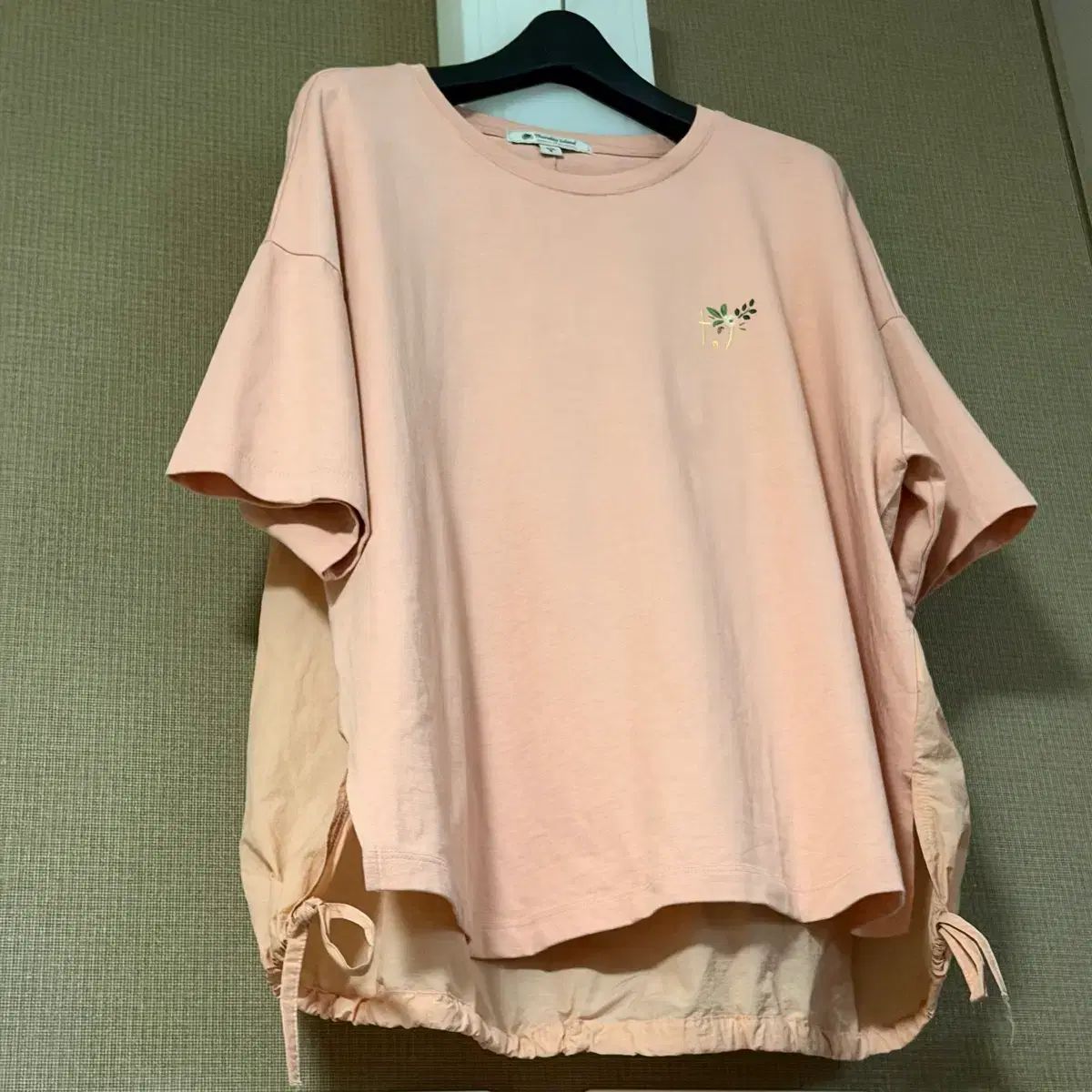 サースデーアイランド シャカシャカ素材 バイカラー シャーリング 半袖 Tシャツ コーラル ピンク ウーブン 刺繍