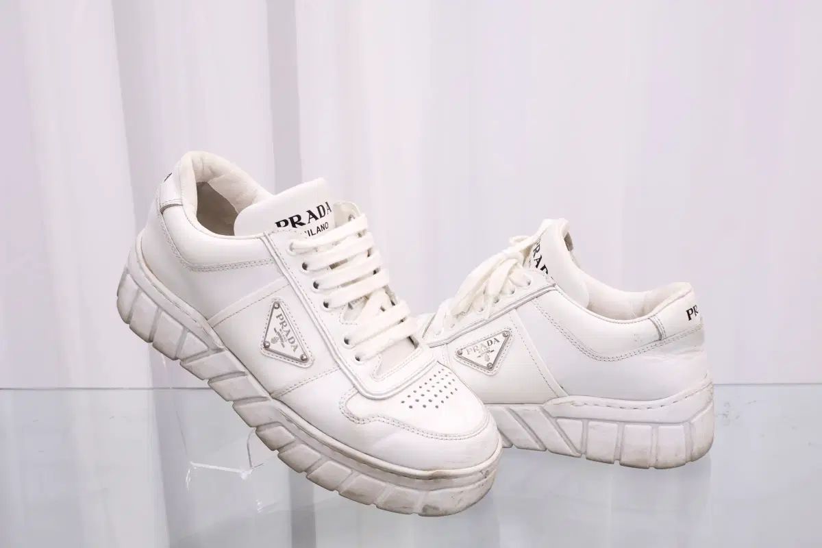 PRADA プラダ 三角ロゴ スニーカー 運動靴 2EE378