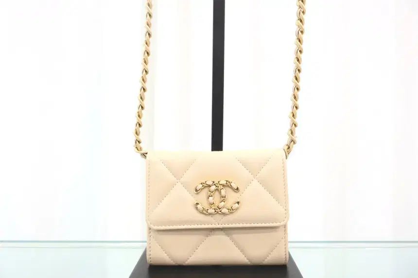 CHANEL 19 コインファー ラブ チェーン クロスバック AP1787