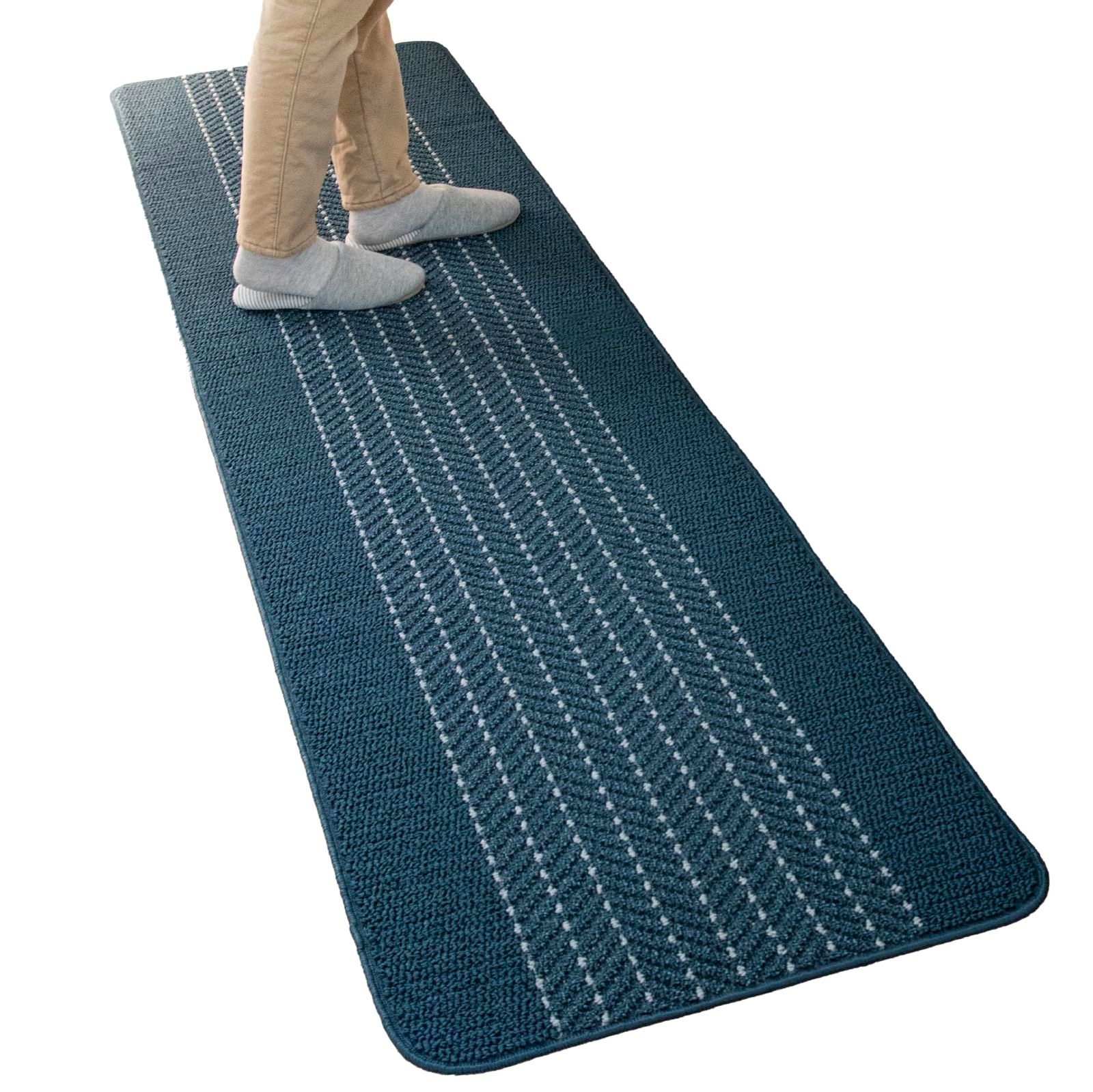 新品 オカ(OKA) 優踏生洗いやすい キッチンマット 約60cm×240cm ネイビー(ヘリンボン) (洗える 軽量 滑り止め クッション)