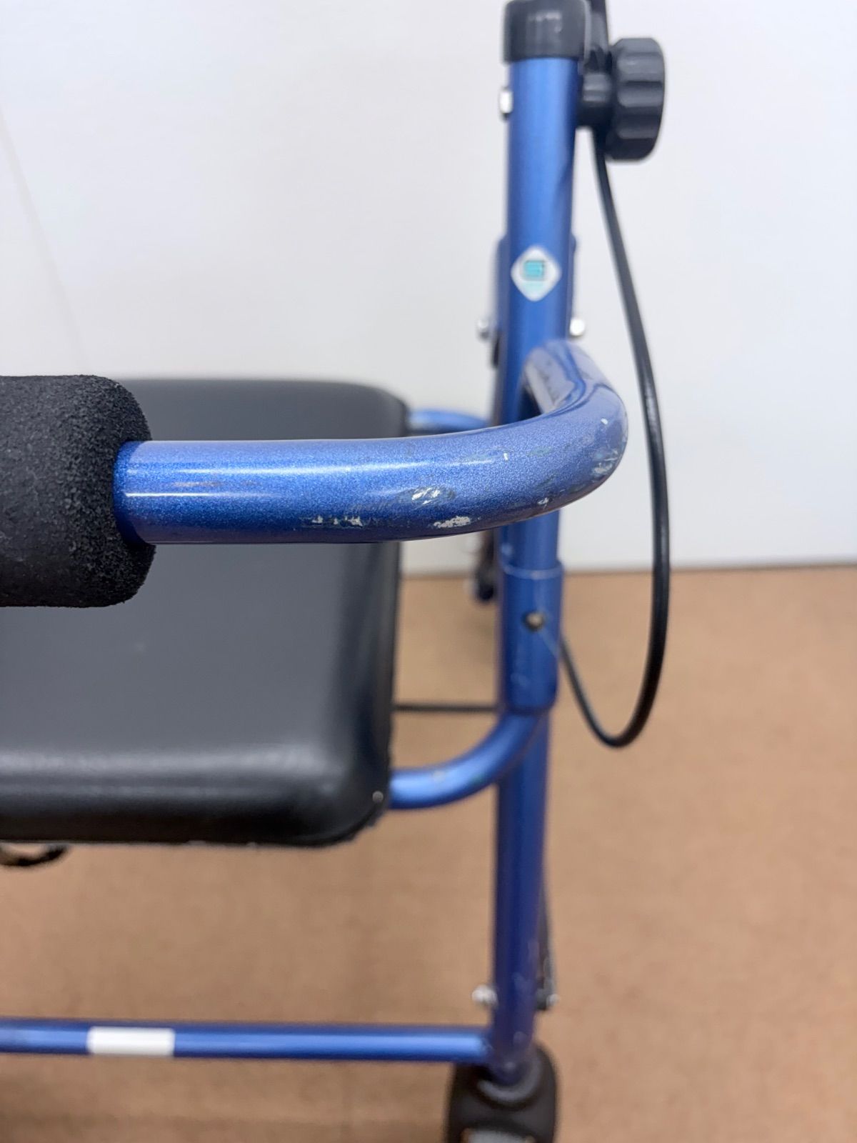 送料込】竹虎 ハッピーⅡ 軽量歩行器 ブルーメタリック 歩行補助 すぐ