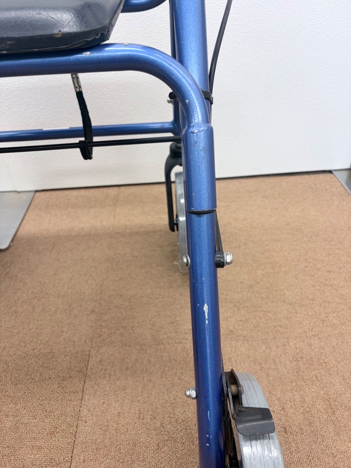送料込】竹虎 ハッピーⅡ 軽量歩行器 ブルーメタリック 歩行補助 すぐ