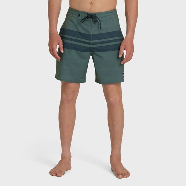 クイックシルバー メンズ ボトムス ハーフパンツ・ショーツ ショートパンツ シルク Quiksilver Mensurfsilk StreetTrunk 18 Boardshorts Grape Le 17,005円