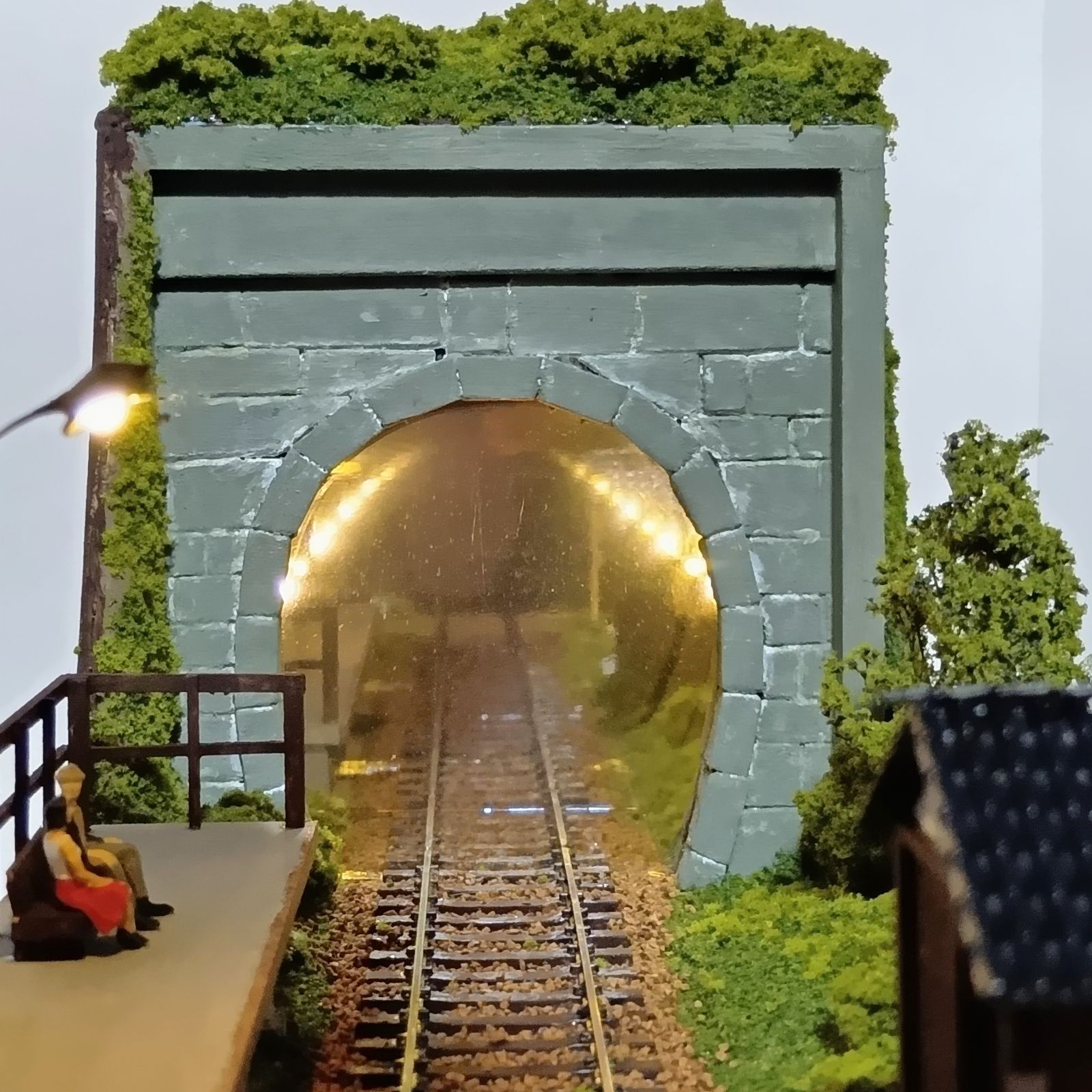 鉄道模型 HOゲージ ジオラマ 車両展示台 (トンネルに隣接する昭和の駅 鉄道模型 HOゲージ ジオラマ 車両展示台 (トンネルに隣接する昭和の駅