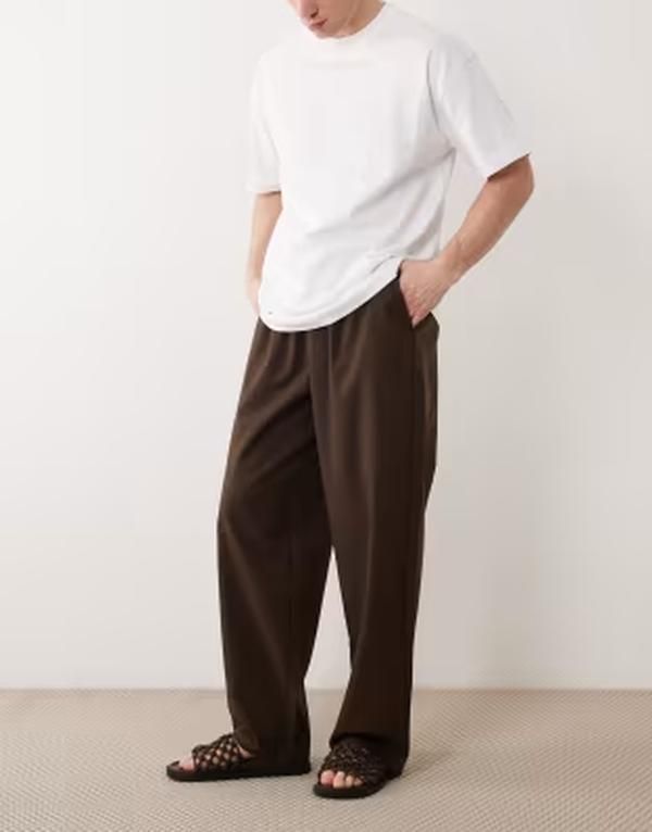 エイソス メンズ ボトムス カジュアルパンツ ASOS DESIGN loose straight elastic pants with pleat herringbone BROWN ブラウン