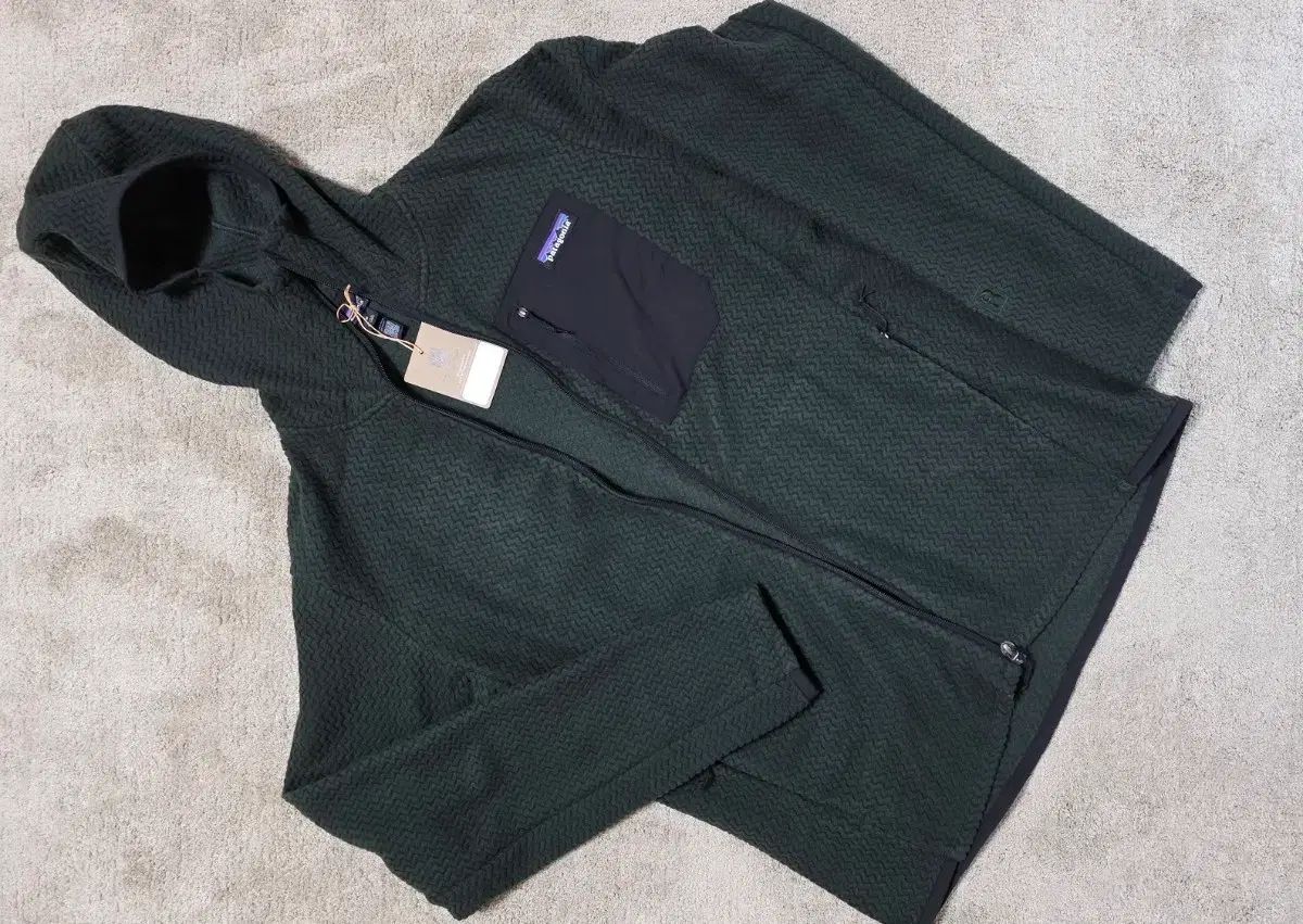 patagonia R1 AIRフーディー Mサイズ 出品