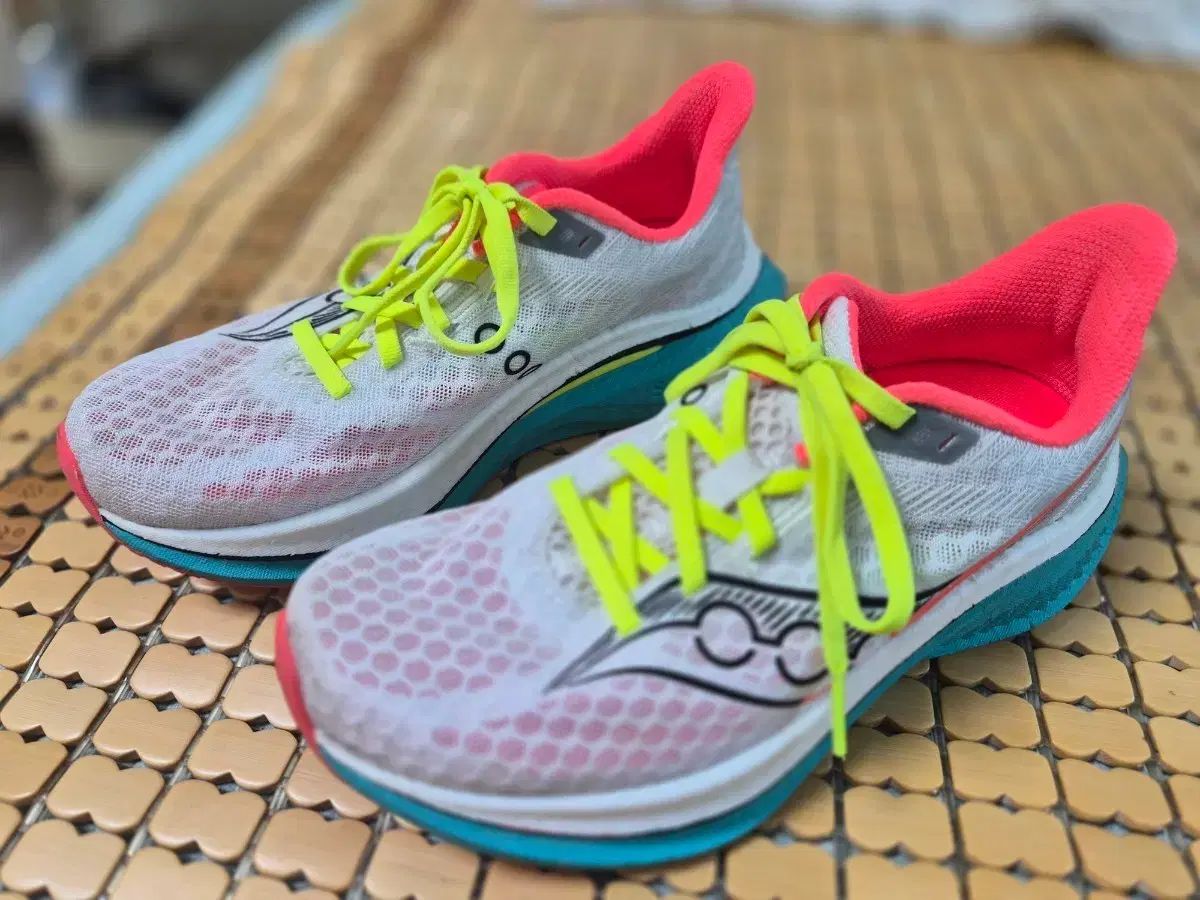 Saucony(サッカニー) ENDORPHIN SPEED 5 ランニングシューズ (240)