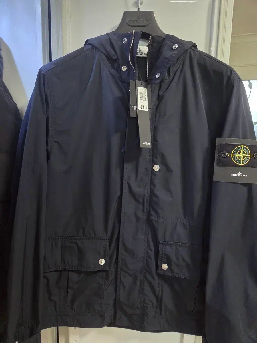 正規品/ほぼ新品 STONE ISLAND ストーンアイランド マイクロ ツイル フード ジャケット 55,449円