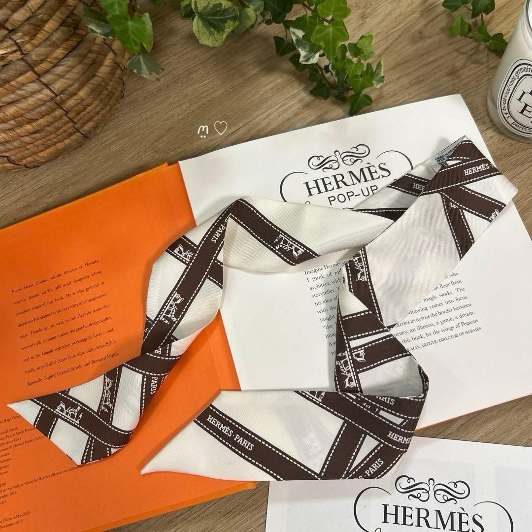HERMESエルメス　ツイリー　ボルデュックリボン　ロゴリボン柄　シルクスカーフ HERMESエルメス ツイリー ボルデュックリボン シルクスカーフ