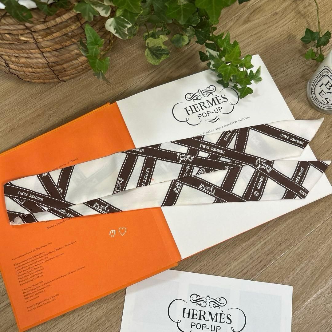 HERMESエルメス　ツイリー　ボルデュックリボン　シルクスカーフ　ロゴリボン柄 HERMESエルメス ツイリー ボルデュックリボン シルクスカーフ