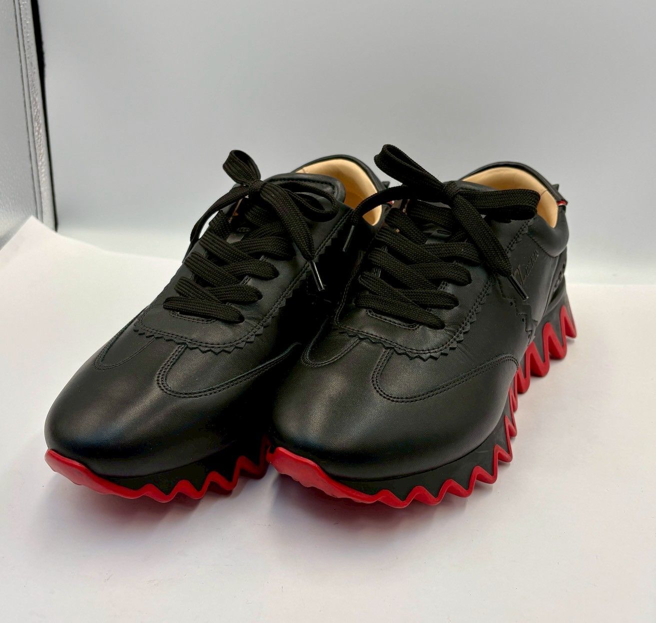 ④【美品】Christian Louboutin クリスチャン ルブタン スニーカー Loubishark ルビシャーク ブラック / ルビレッド サイズ41 約26㎝ イタリア製 スパイクスタッズ カーフレザー ☆65