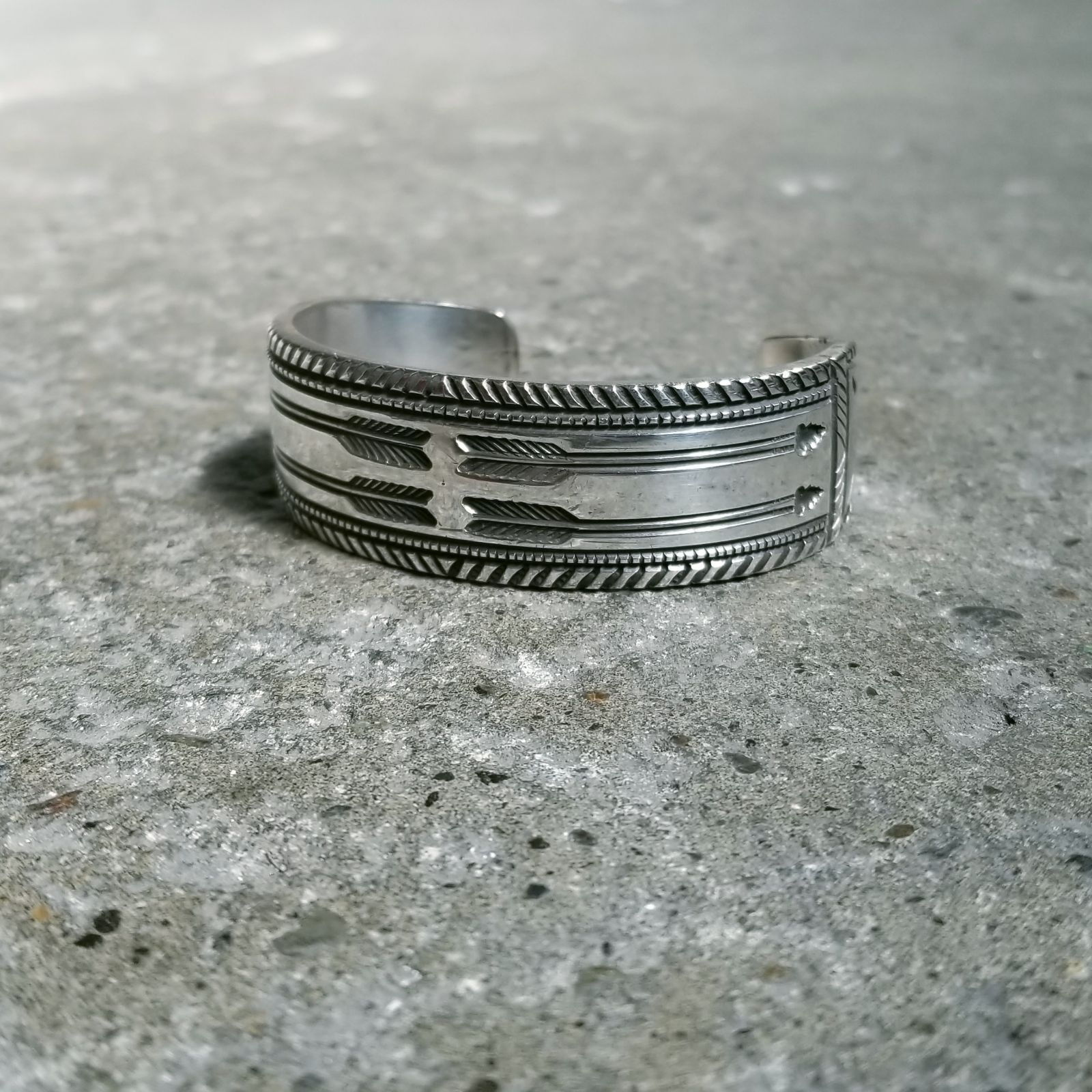 NAVAJO Harrison Jim チゼルワーク インゴットシルバーバングル ナバホ