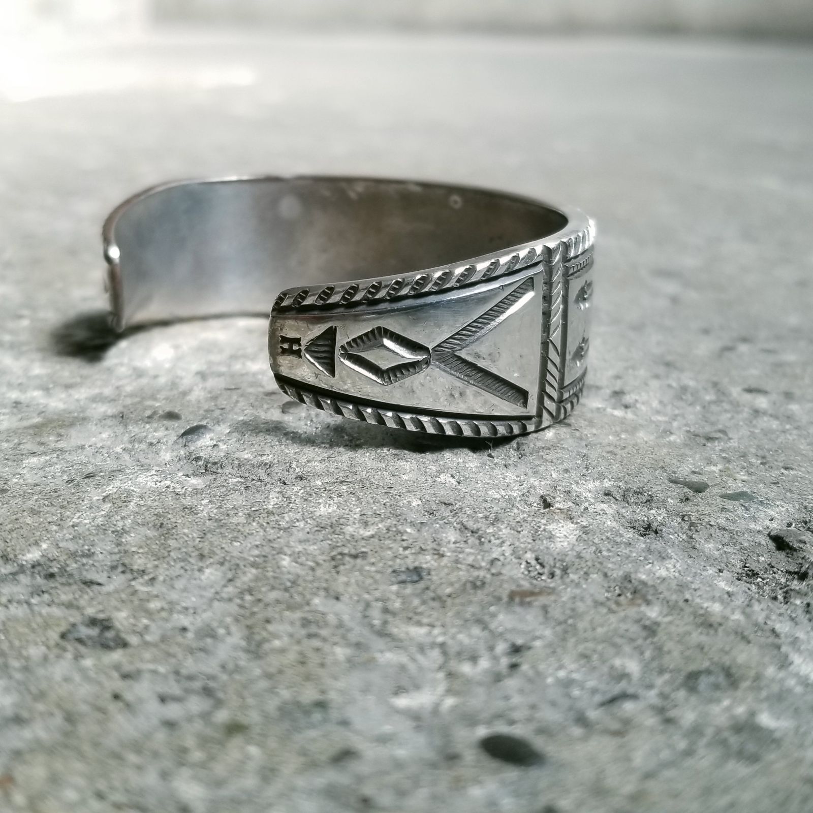 NAVAJO Harrison Jim チゼルワーク インゴットシルバーバングル ナバホ