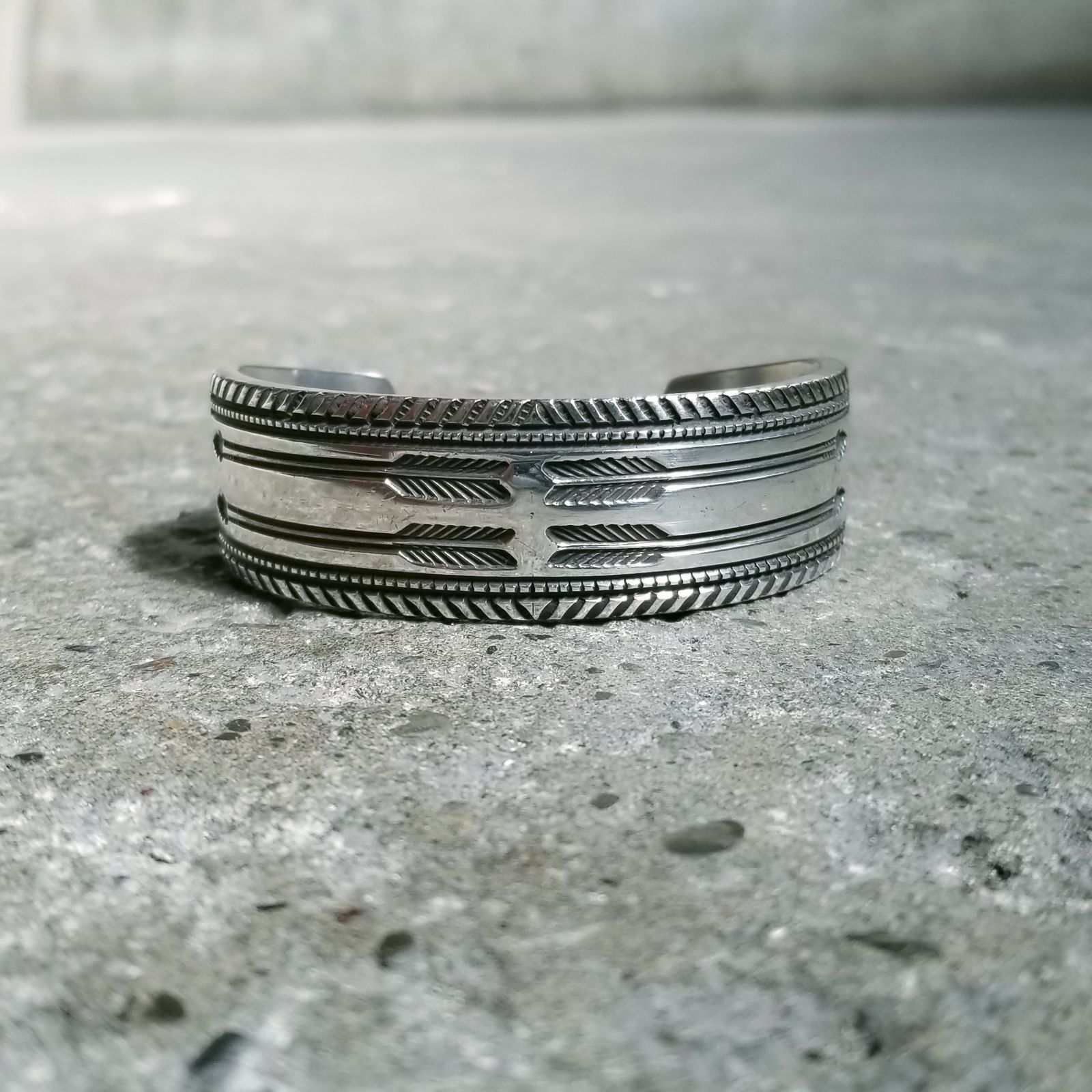 【美品】Navajo Harrison Jim インゴットシルバー バングル NAVAJO Harrison Jim チゼルワーク インゴットシルバーバングル ナバホ