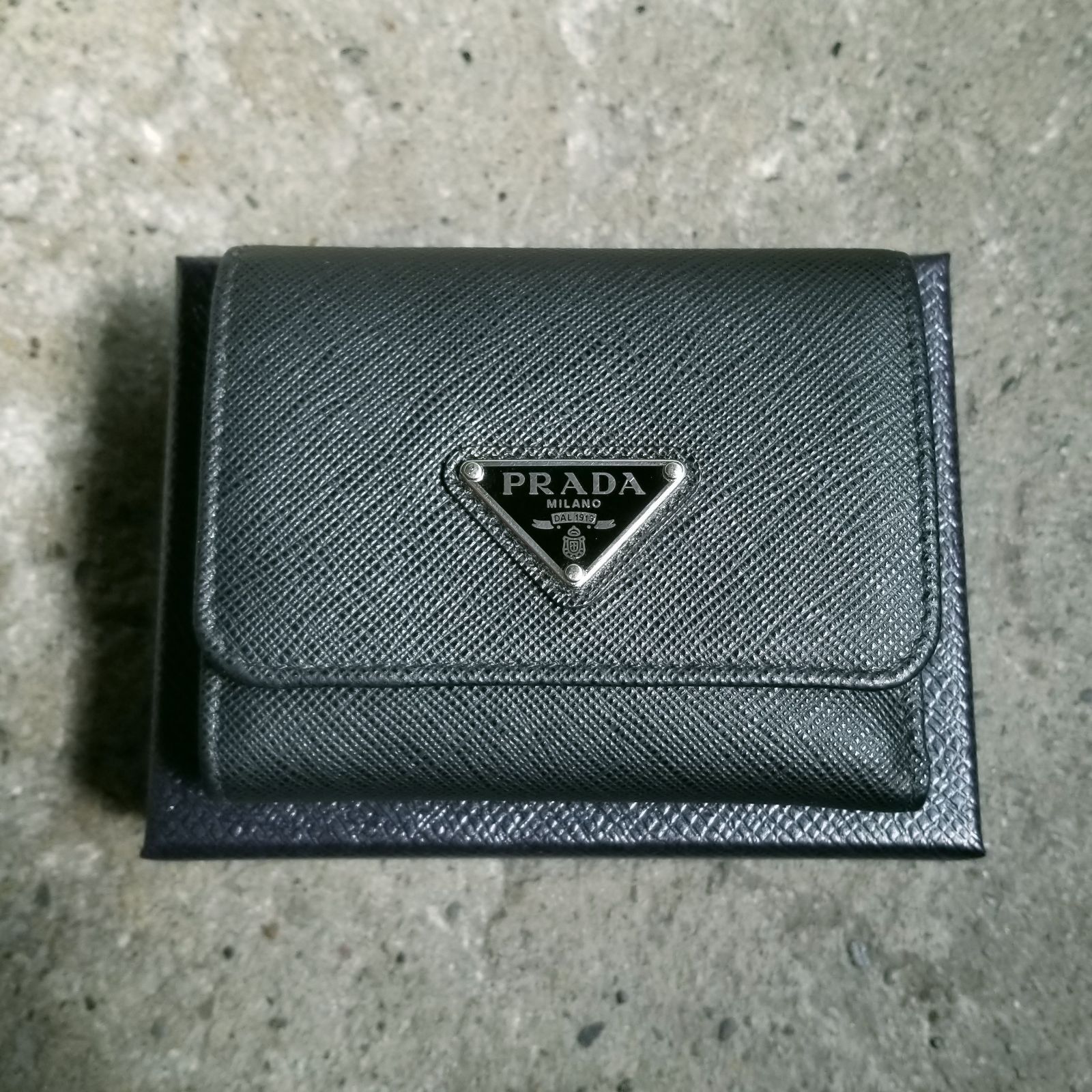 PRADA SAFFIANO TRIANGOLO サフィアーノトライアングル ウォレット サフィアーノ 三つ折り財布 1MH043 プラダ RFID搭載 49,440円