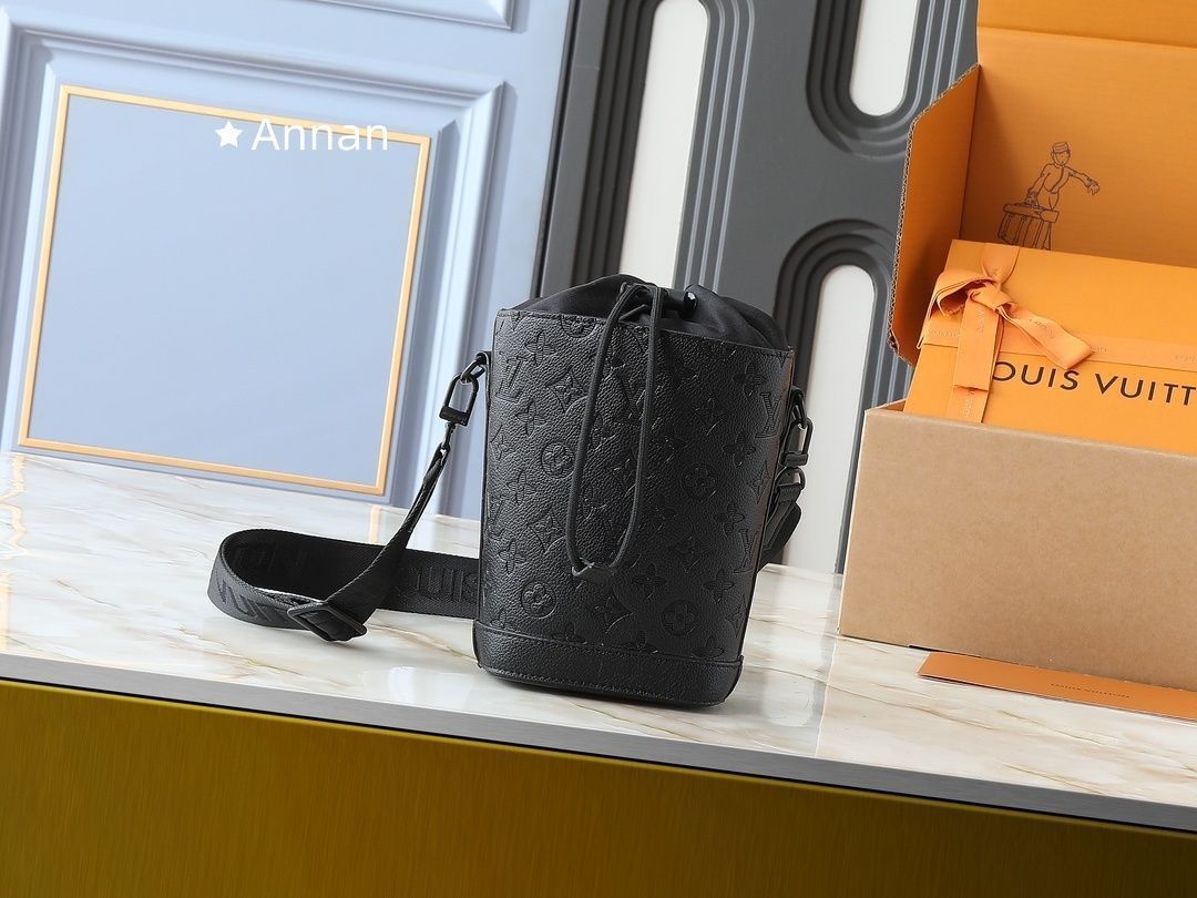実用性 LV LOUIS VUITTON ルイヴィトン バッグ メンズ ノエ?スリング モノグラム?シャドウ カーフレザー メンズ ショルダーバッグ 斜め掛け 新品 ブラック