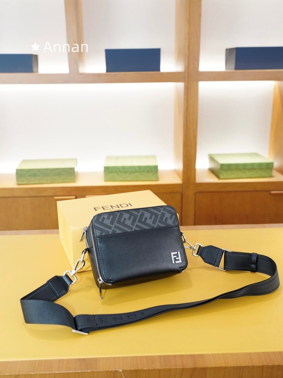 限定 新品未使用品 本日限定！本日限定！メンズ FENDI　フェンディ ショルダーバッグ