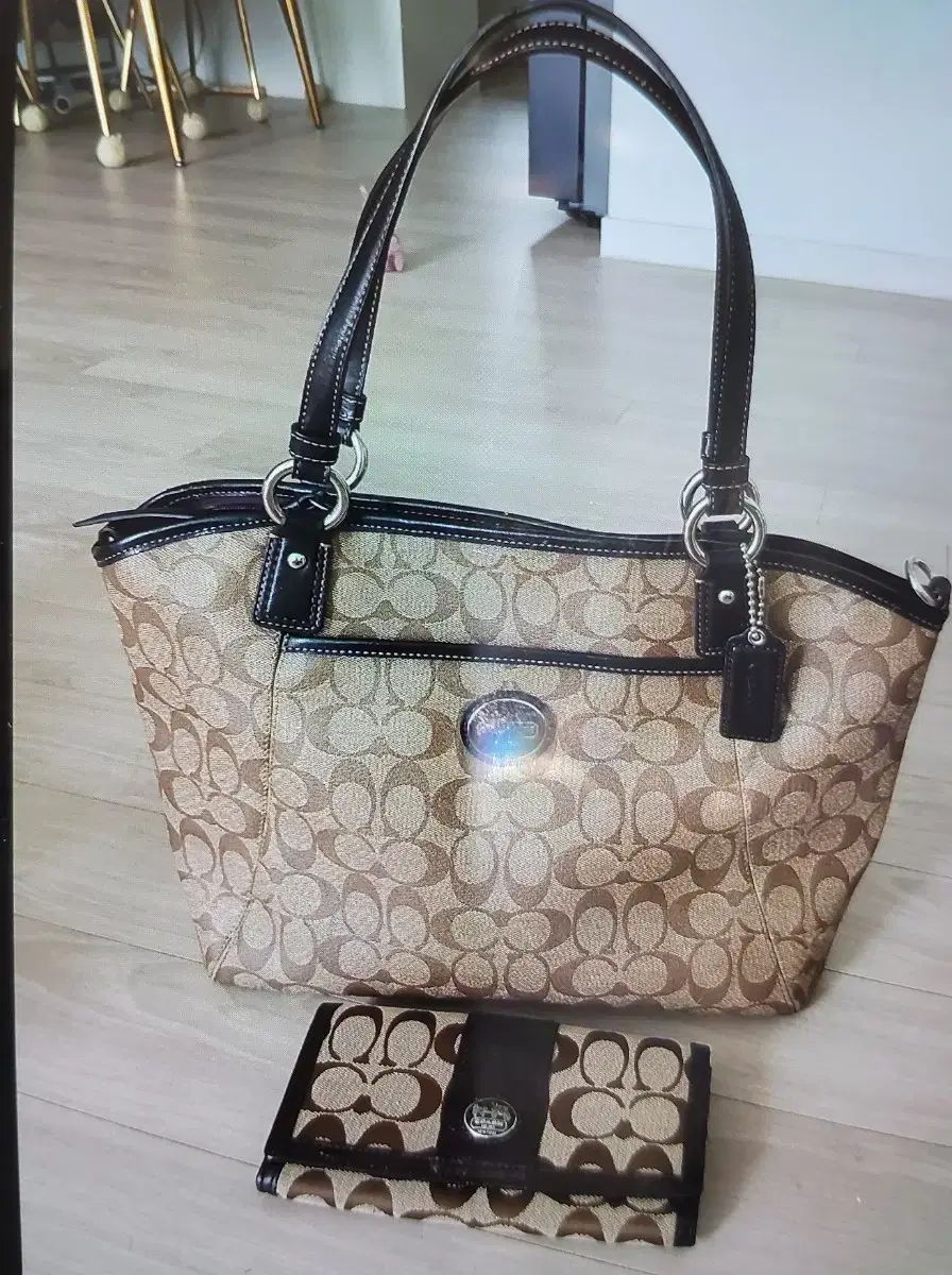 COACH シグネチャー パータンのブラウン トートバッグと財布 セットです