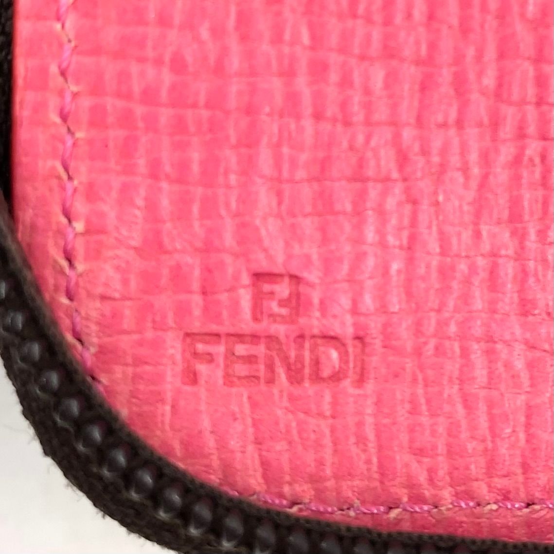 新着】FENDI ズッカ柄 ラウンドファスナー レザー、PVC ピンク