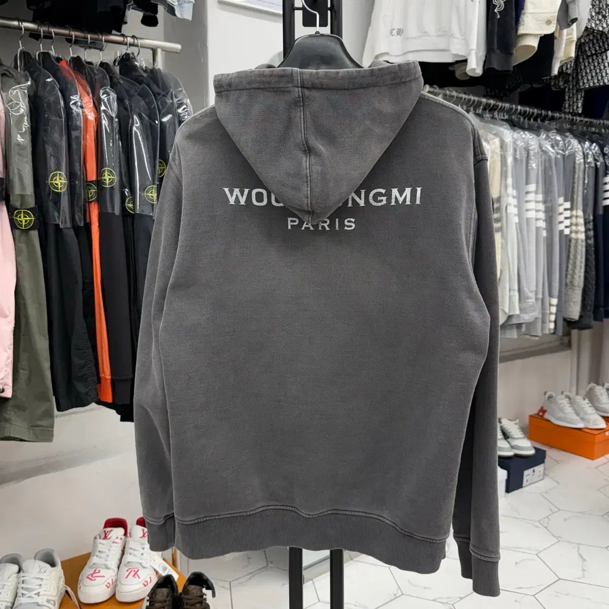 ほぼ新品/50 WOOYOUNGMI ウーヨンミ ウォッシュ バックロゴ フーディーTシャツ 44,881円