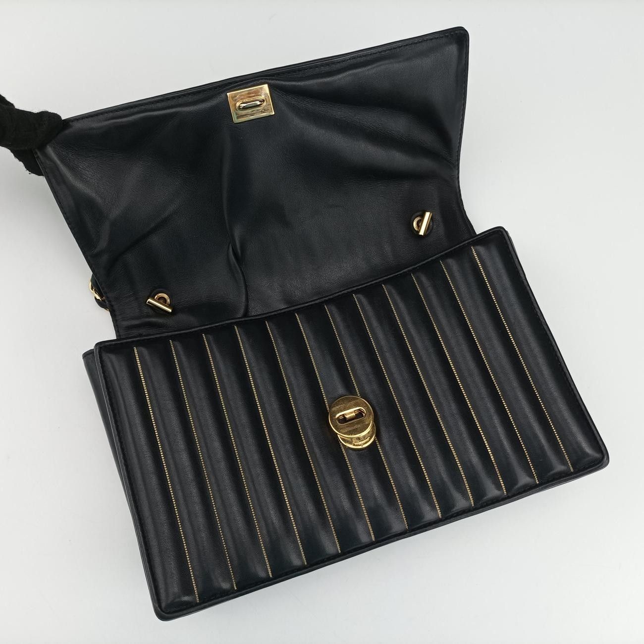 フェラガモFerragamoヴァラ ロゴ リボン ストライプ ブラック レザー AU-21/F164