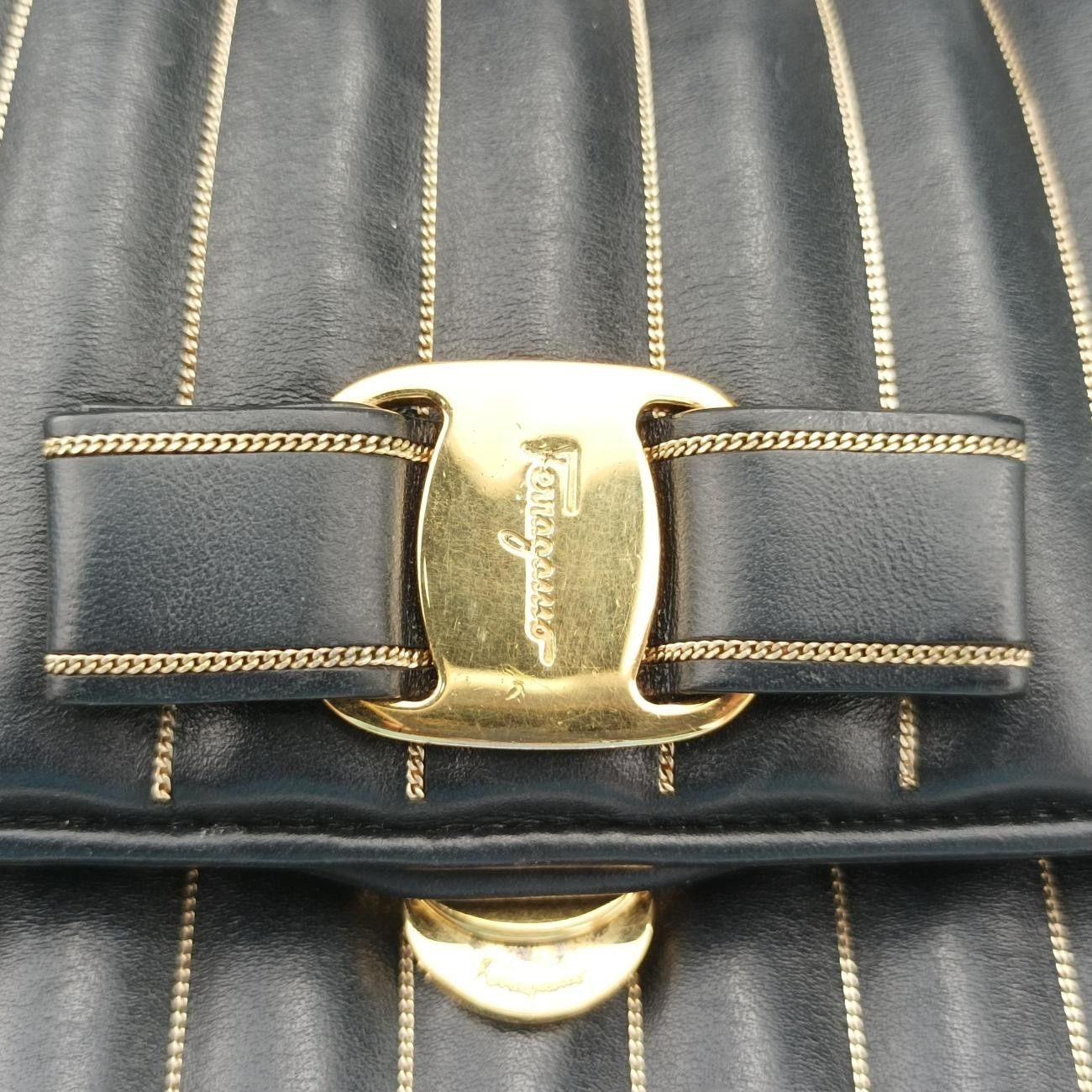 フェラガモFerragamoヴァラ ロゴ リボン ストライプ ブラック レザー AU-21/F164
