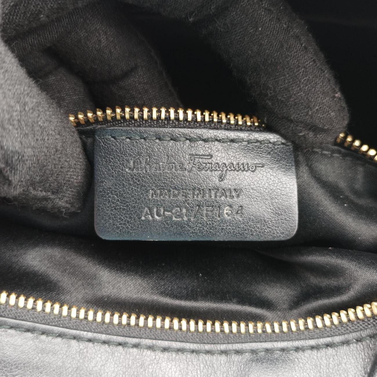 フェラガモFerragamoヴァラ ロゴ リボン ストライプ ブラック レザー AU-21/F164