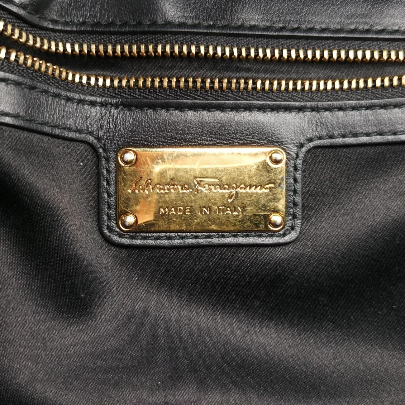 フェラガモFerragamoヴァラ ロゴ リボン ストライプ ブラック レザー AU-21/F164
