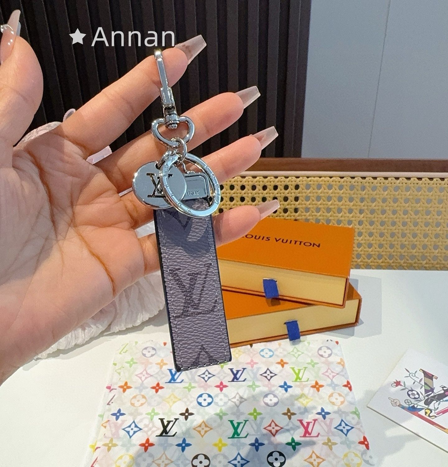 最終値下げ人気商品Louis Vuitton キーホルダー チャーム付き 最終値下げ 新品 新品！新品 LV LOUIS VUITTON ルイヴィトン
