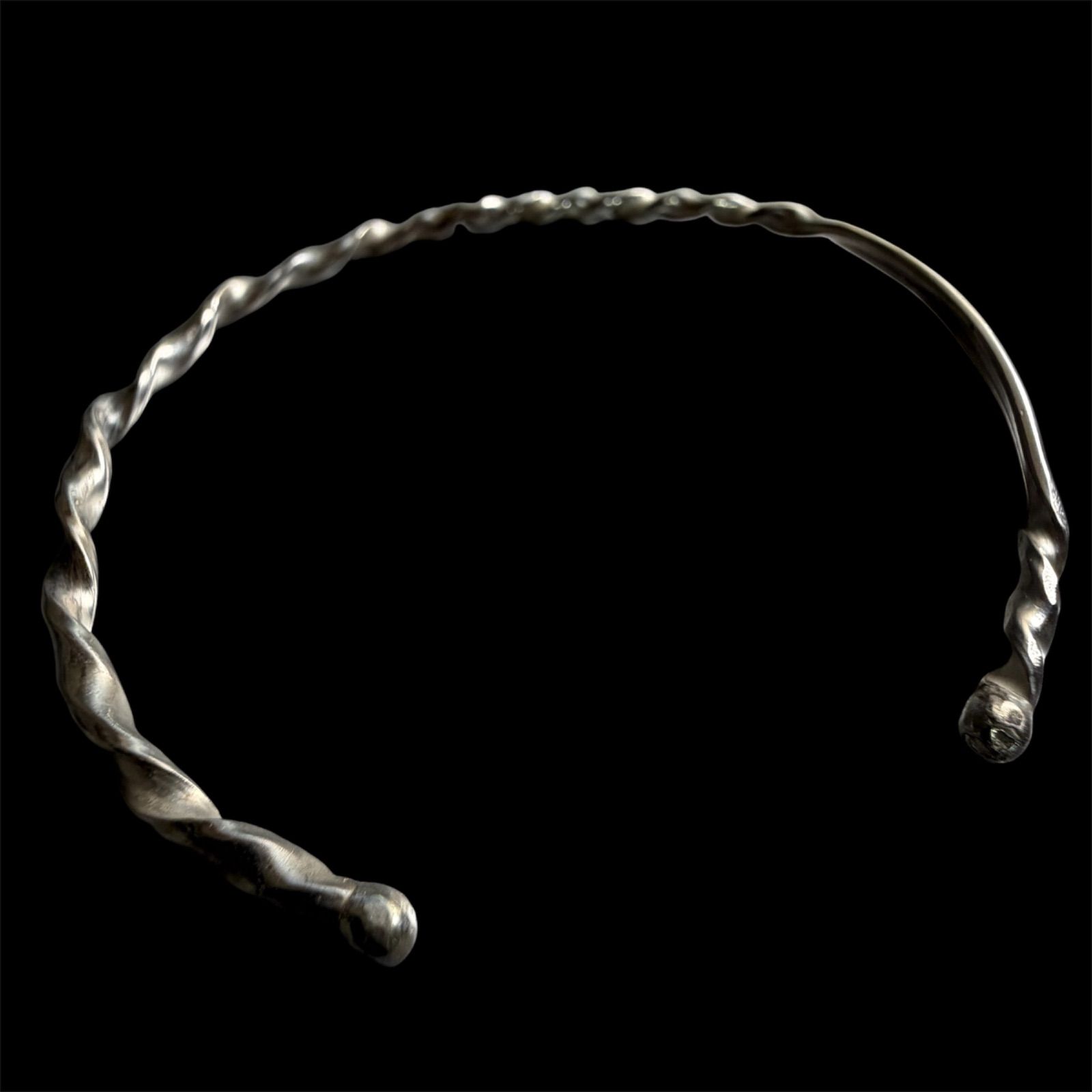 ＃037 限定商品　一点物　バングル　ブレスレット　カフ　ハンドメイド　リメイクアクセサリー