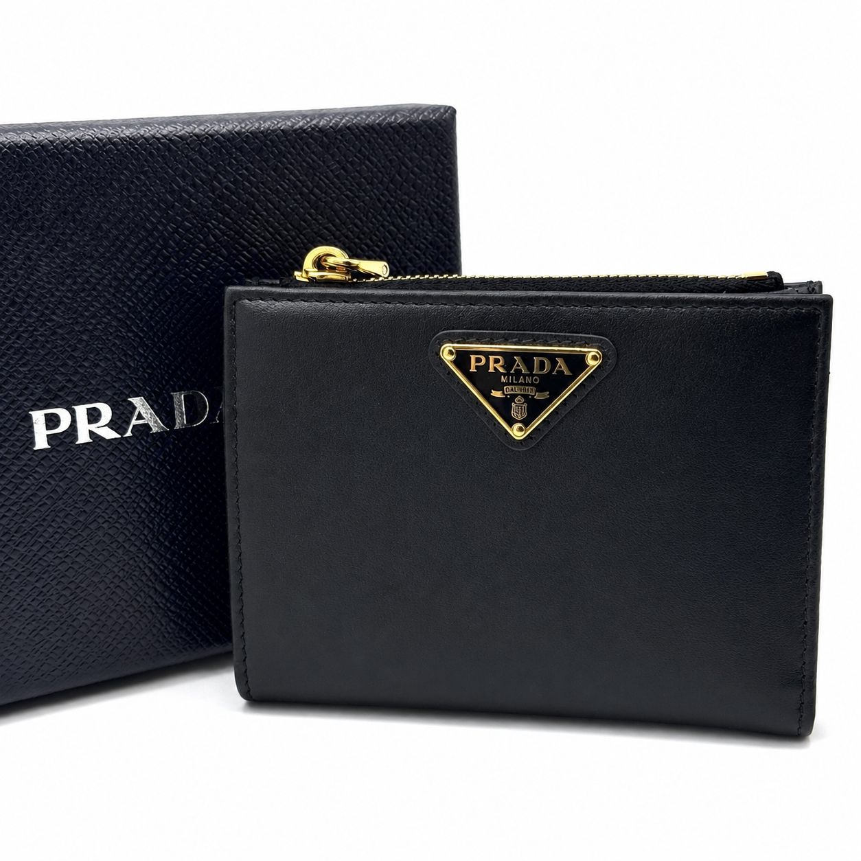 【美品】PRADA プラダ 二つ折り財布 ブラック CITY CALF TAB レザー コンパクトウォレット 1ML050 三角ロゴ ゴールド金具 黒 ブラック レディース イタリア製 箱付き【送料無料】