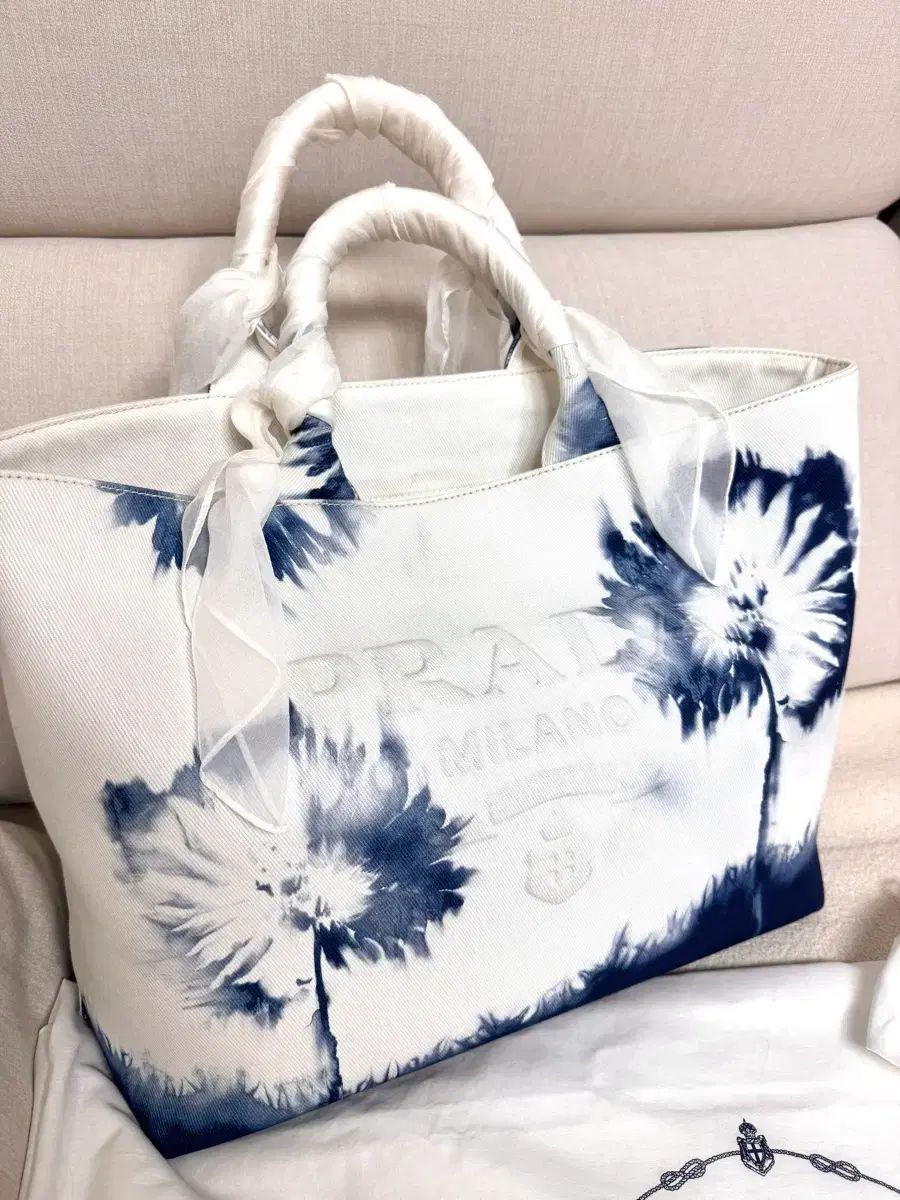 PRADA プラダ エンボス ロゴ フラワー トートバッグ