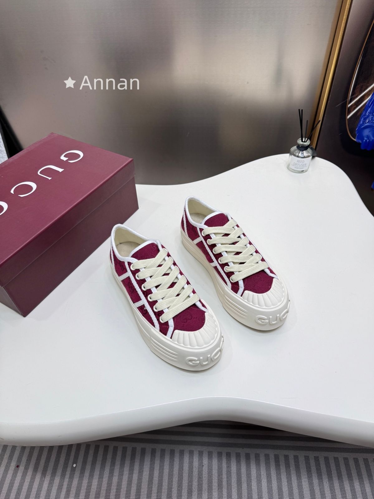 未使用に近い 美品★ 美品美品新品 GUCCI グッチ スニーカー