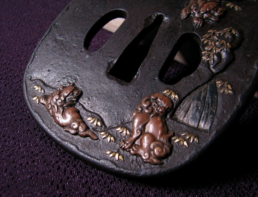 時代武具 鉄地大鍔 三匹の唐獅子図 桐箱付 江戸時代/