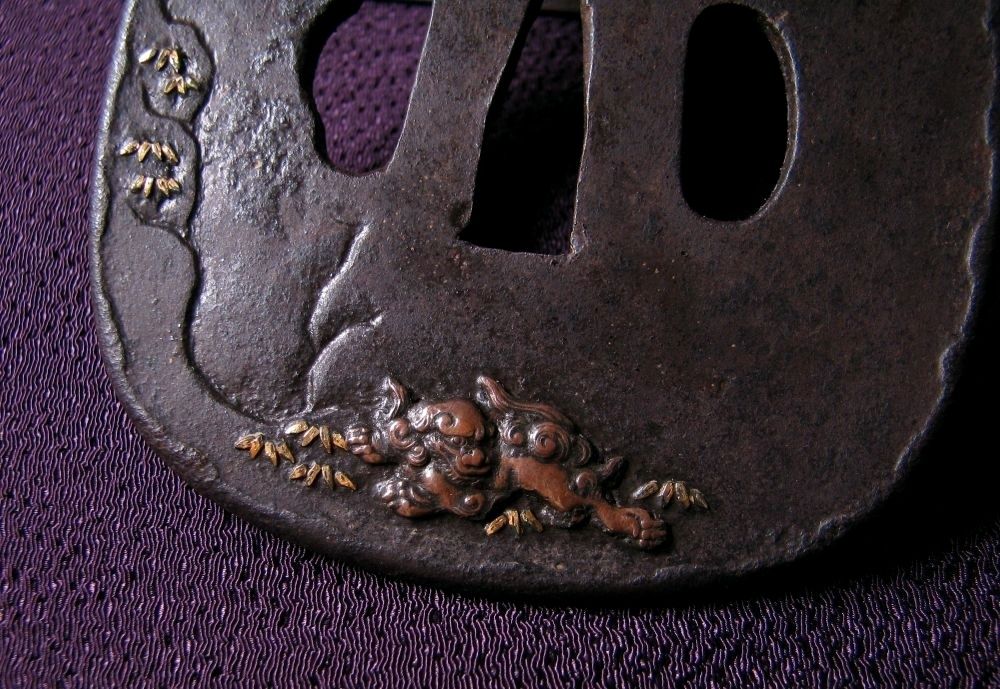 時代武具 鉄地大鍔 三匹の唐獅子図 桐箱付 江戸時代/