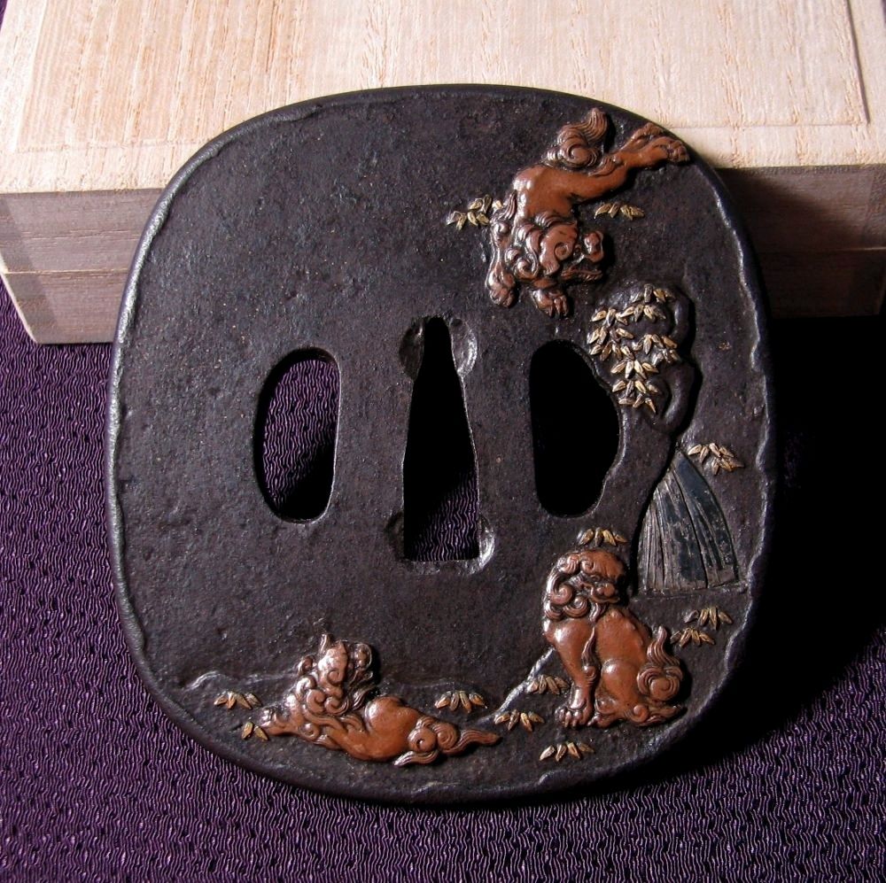 時代武具　鉄地大鍔　三匹の唐獅子図　桐箱付　江戸時代/鐔/26f037 時代武具 鉄地大鍔 三匹の唐獅子図 桐箱付 江戸時代/